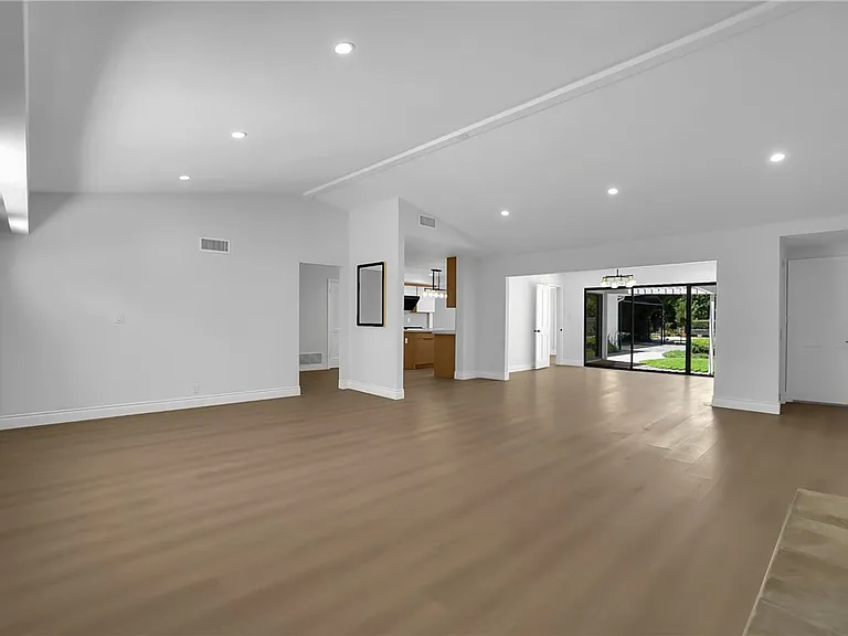 325 W Le Roy Ave — Photo 9