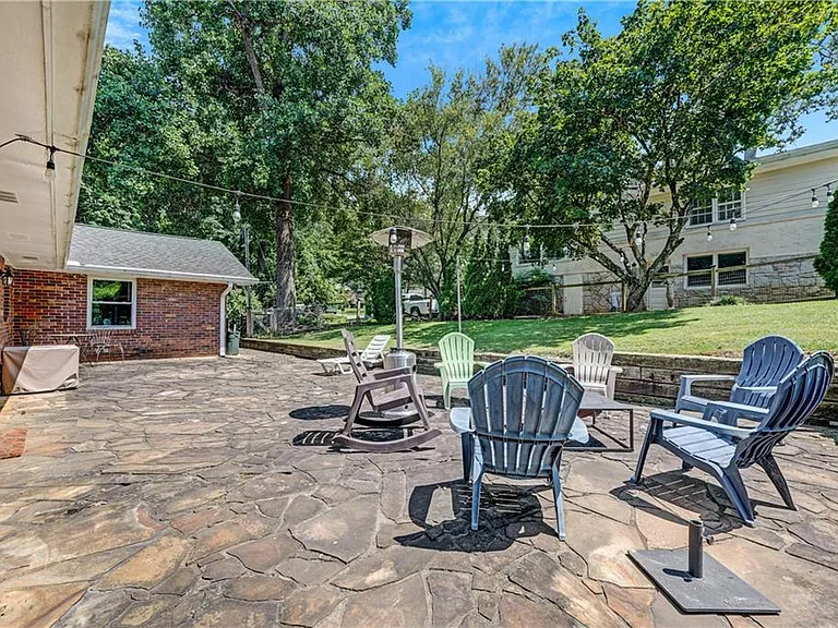 2127 Desmond Dr — Photo 17