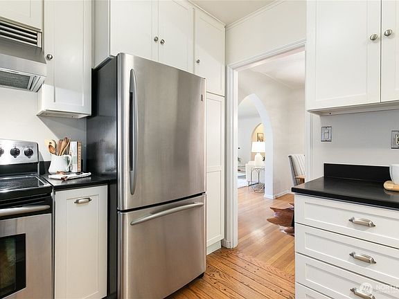 3rd image of 750 Belmont Ave E