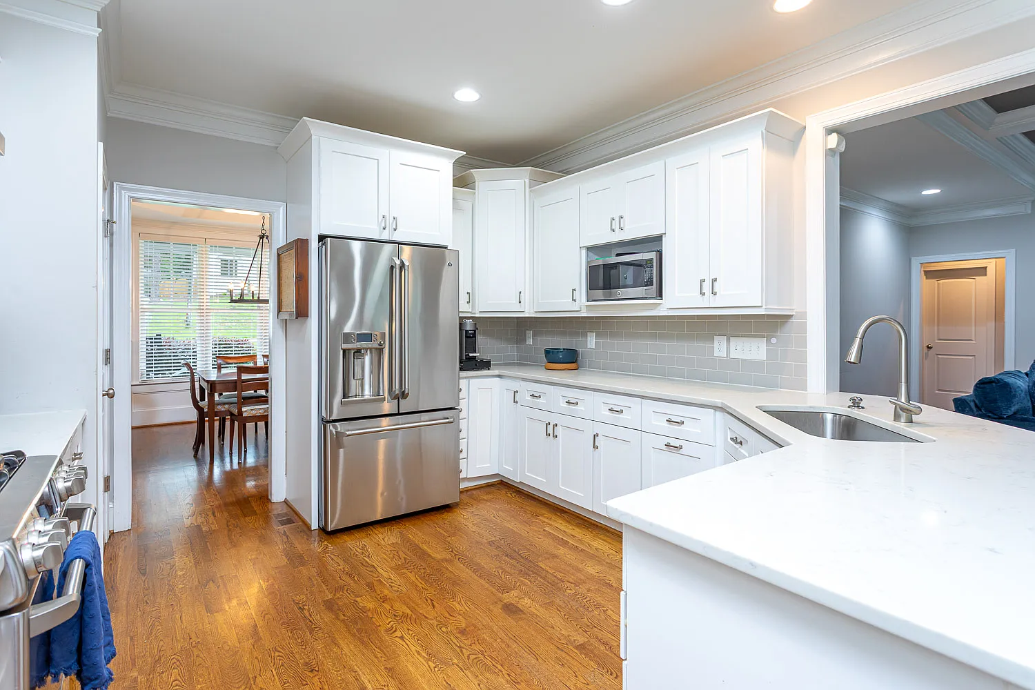 5 bed, 3672 sqft, $7,995 — Photo 2