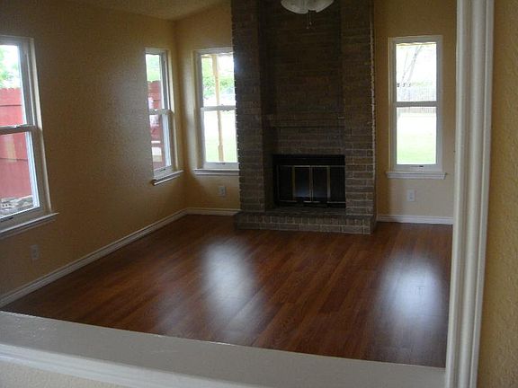 2nd image of 2104 Cimmaron Dr