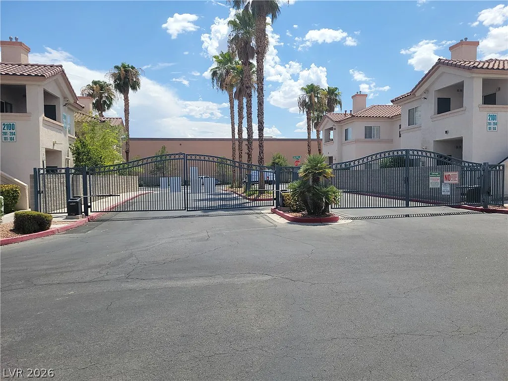 3 bed, 2.0 bath, 1110 sqft, $1,795 — Photo 2