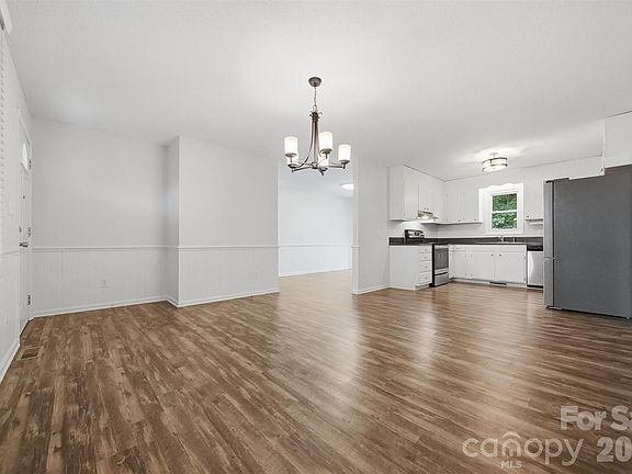 5th image of 67 Woodlane St
