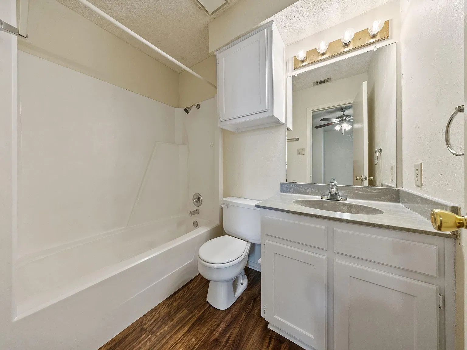 2 bed, 2.5 bath, 1047 sqft, $1,450 — Photo 2