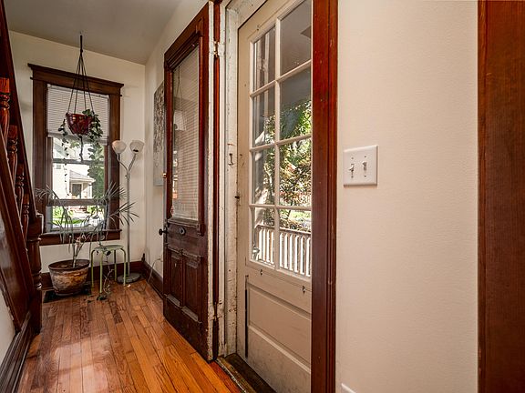 3rd image of 829 W Vine St
