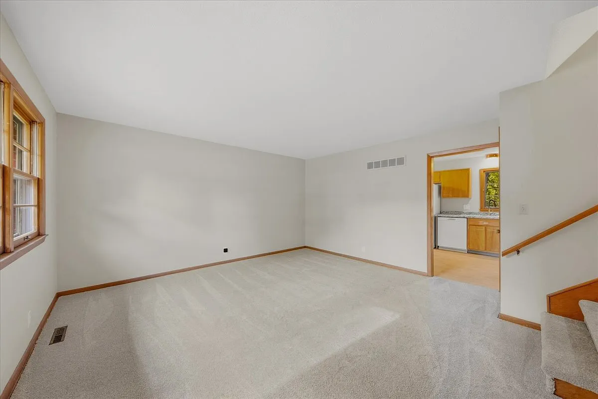 2 bed, 928 sqft, $1,675 — Photo 3