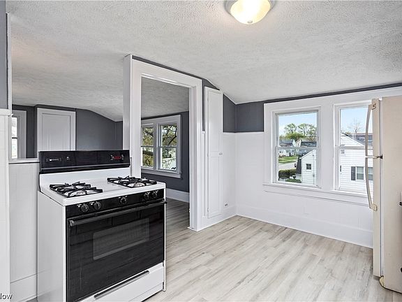 4th image of 1701 W 22nd St