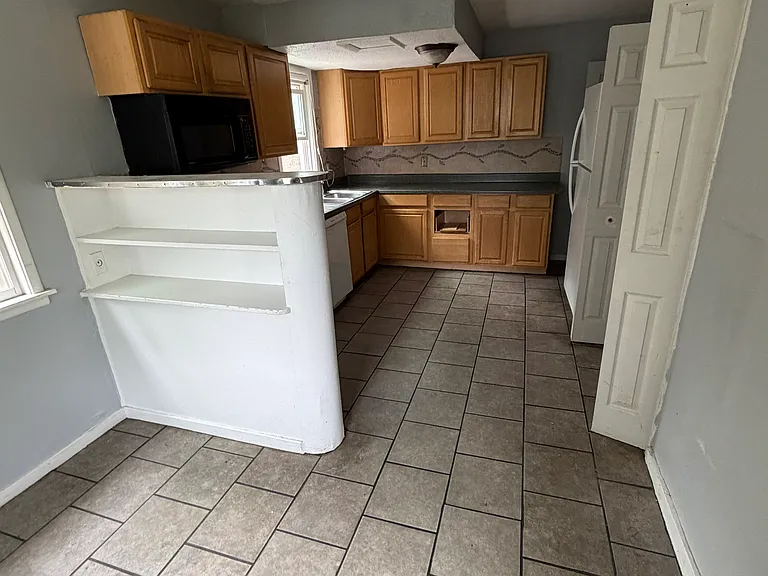41 W Acacia Blvd — Photo 3
