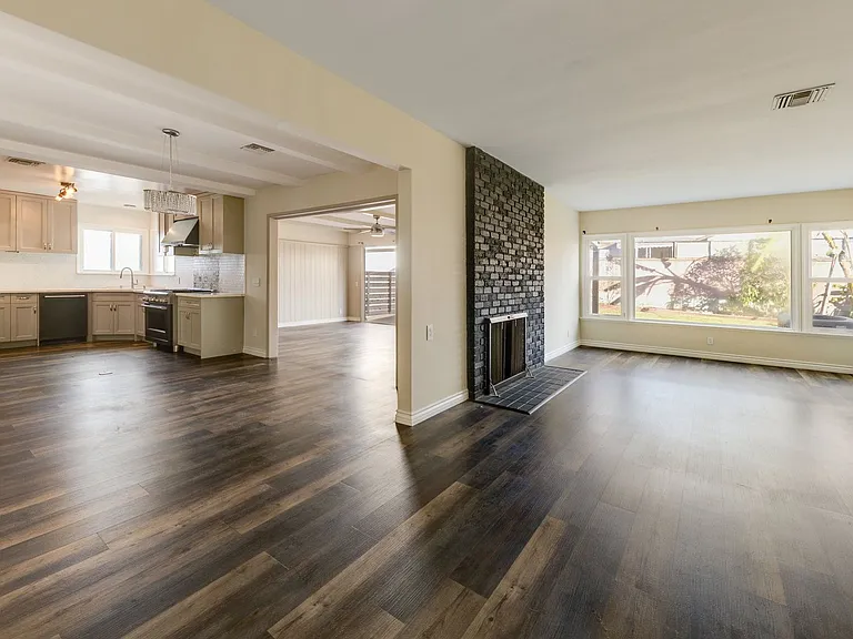 10608 S 8th Ave — Photo 3