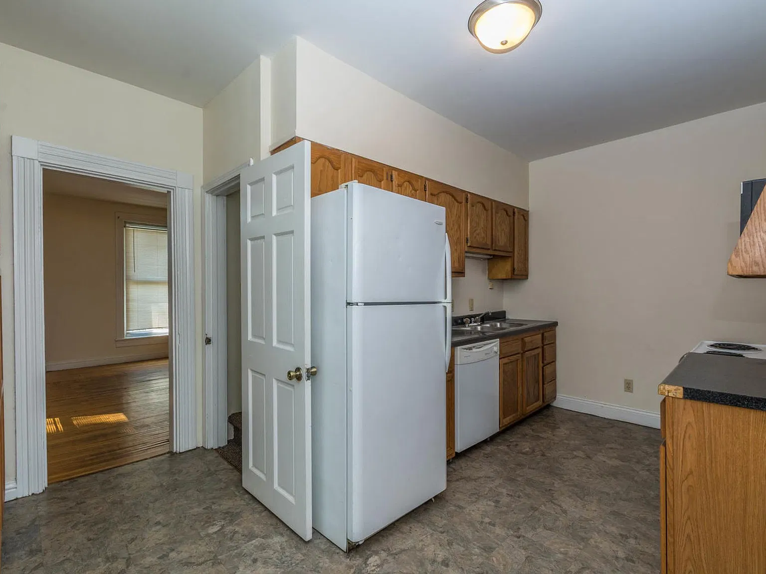**August 2027** Amazing Downtown Location Near IU!! Spacious 5 Bed, 2 Bath House with a Backyard!! — Photo 4