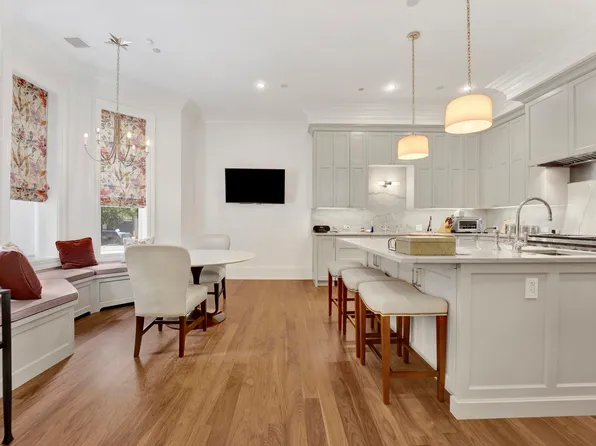 103 E Chestnut St #103, Chicago, IL 60611