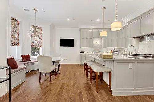 103 E Chestnut St #103 Photo 1