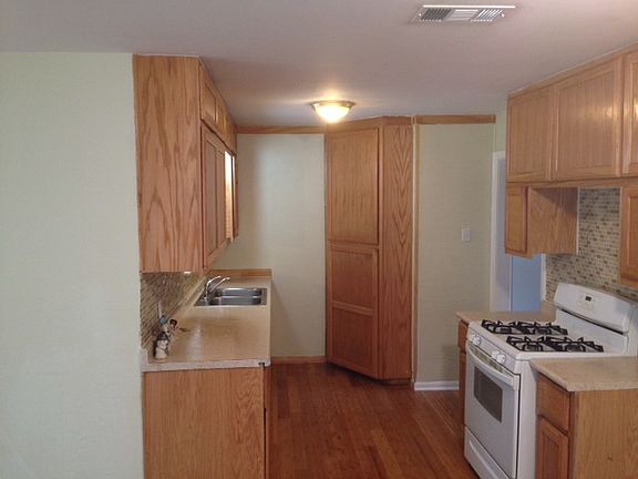 5th image of 104 E Powell Ln
