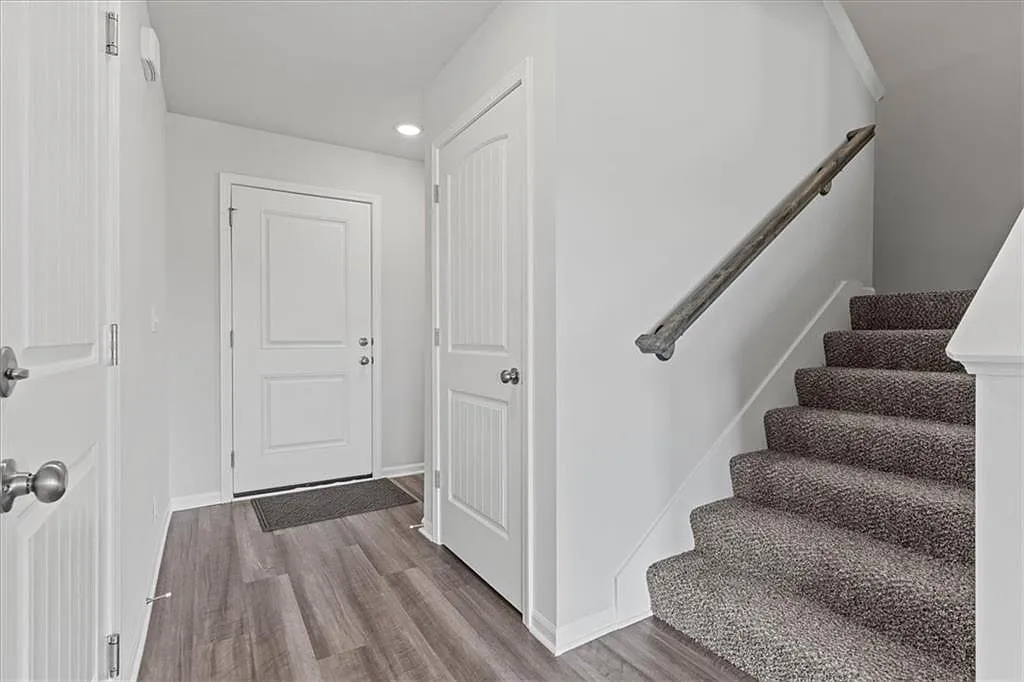 4 bed, 1816 sqft, $2,399 — Photo 2
