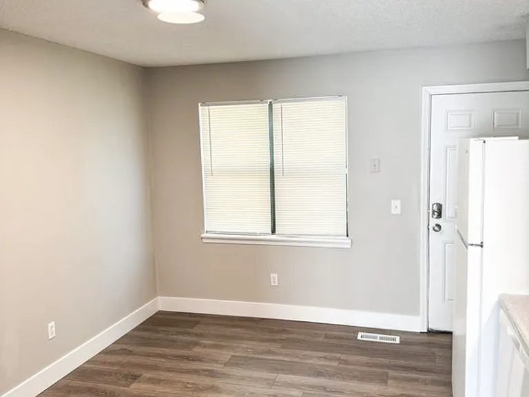 425 Castle Dr — Photo 2