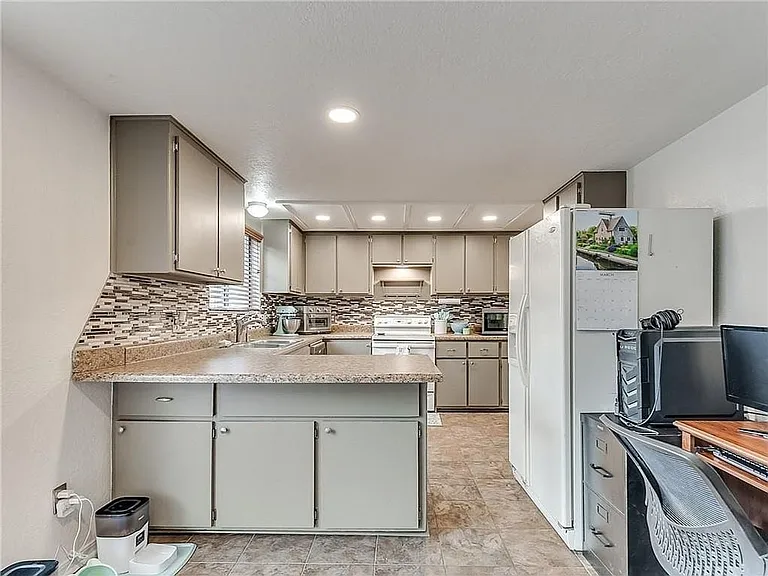 2104 Whiteoak Cir — Photo 14