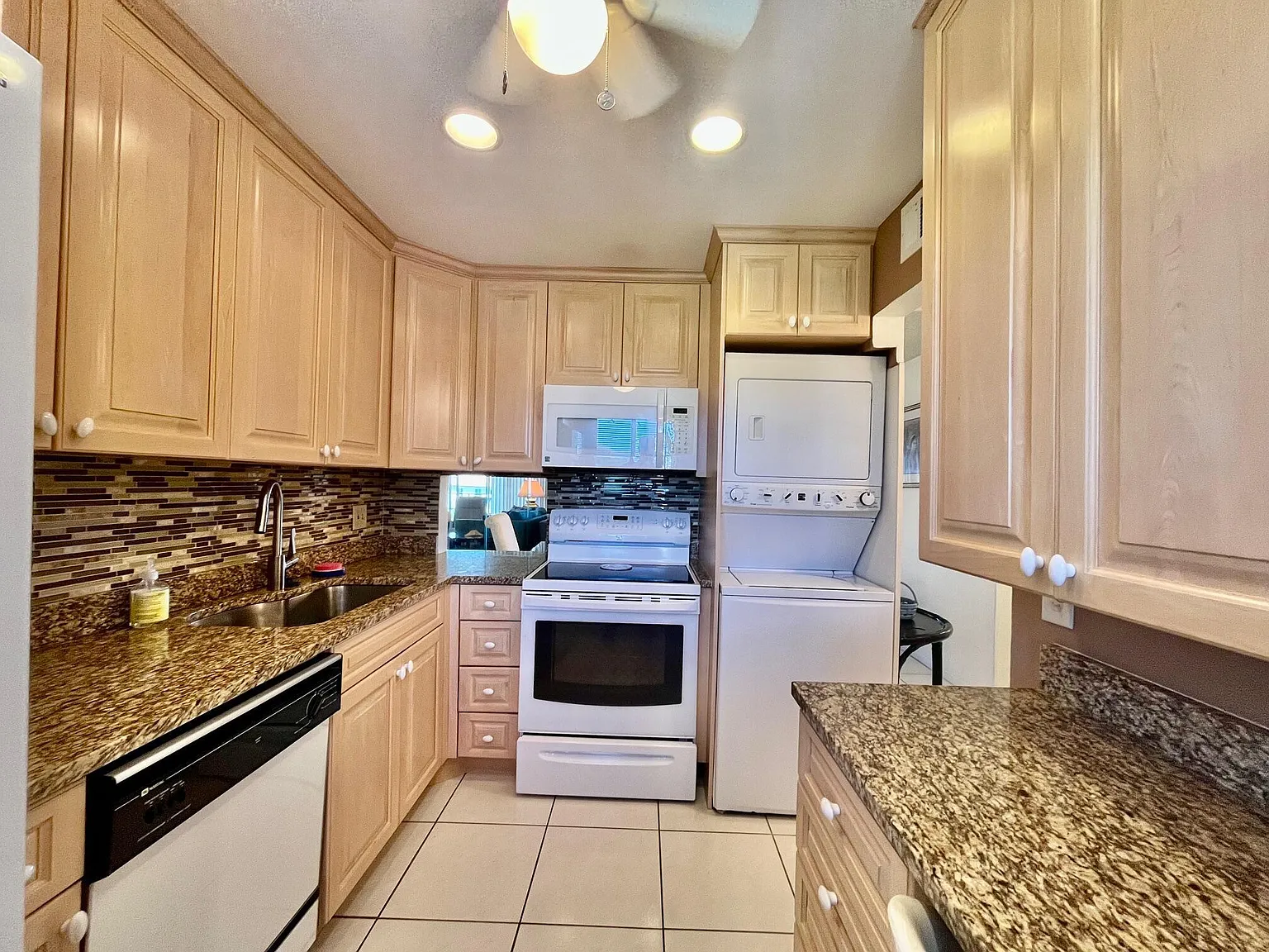 2 bed, 2.0 bath, 939 sqft, $2,900 — Photo 2