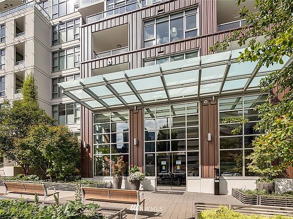 World-class amenities at Insignia: 24-hour concierge, indoor pool, sauna, steam room, state-of-the-art fitness room, screening room, BBQs, lounges & fireplace. 