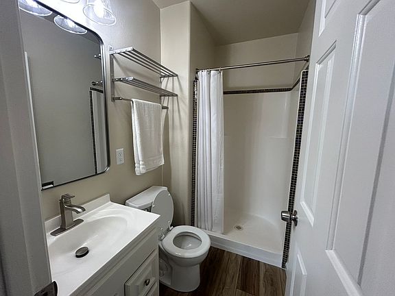5th image of 3294 Del Monte Blvd APT E