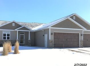 2454 Maple Grove Dr, Neenah, WI 54956