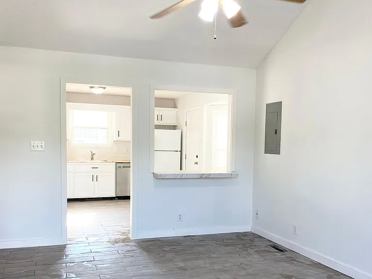 140 Monarch Ln — Photo 2