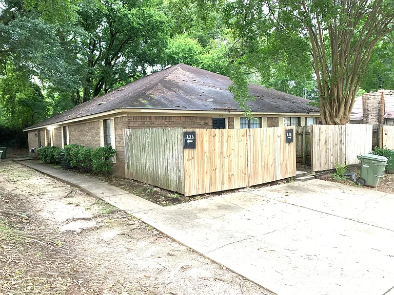 436 Eastdale Rd S — Photo 1