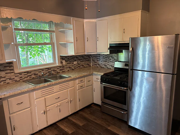 405 Willis Ave — Photo 12