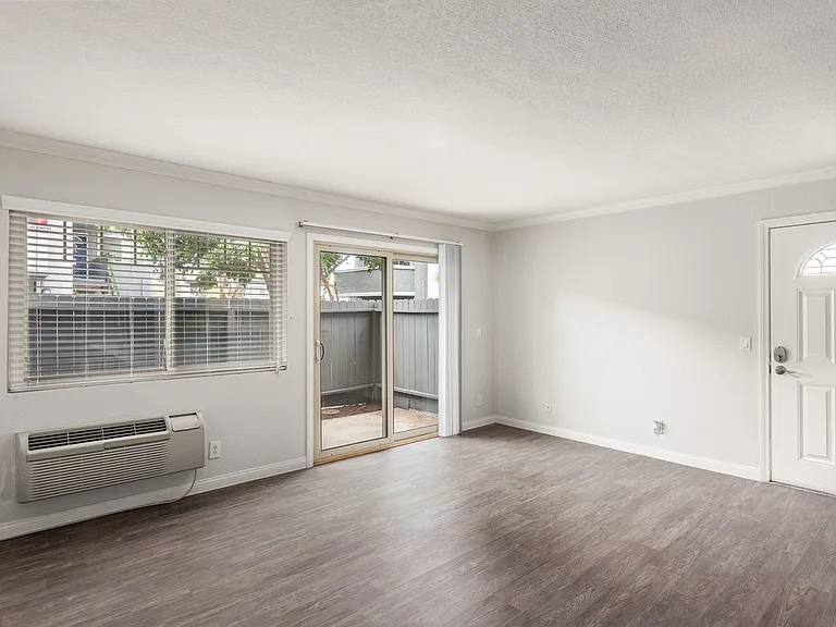 Park Plaza Apartments — Photo 31
