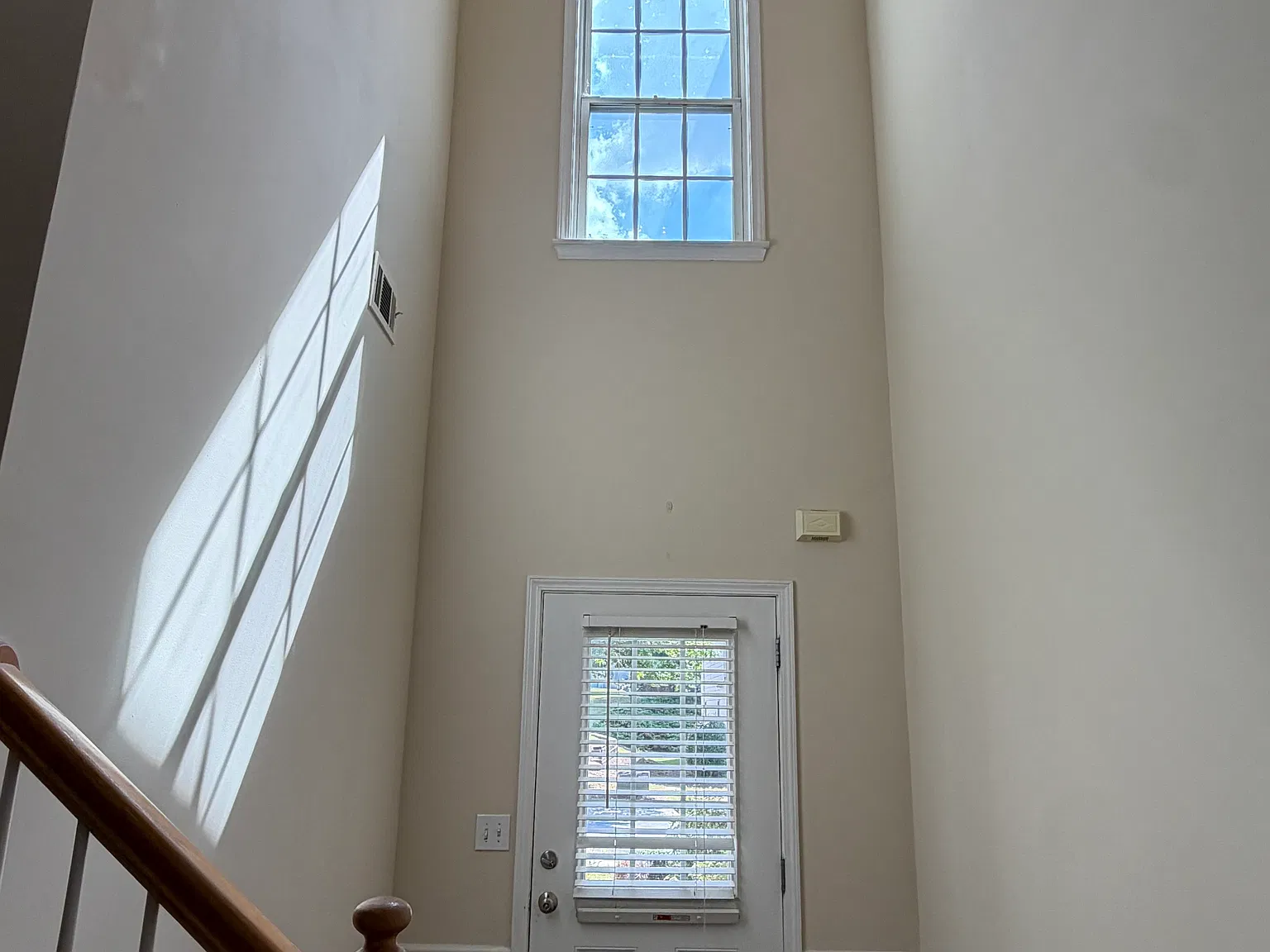 3 bed, 2.5 bath, 1715 sqft, $2,300 — Photo 4