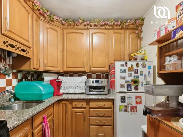 305 East 24th Street image 4 of 12