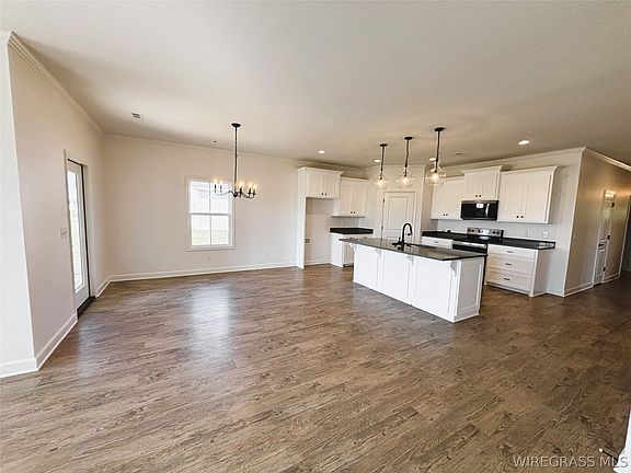 4th image of 529 Tremont Cir