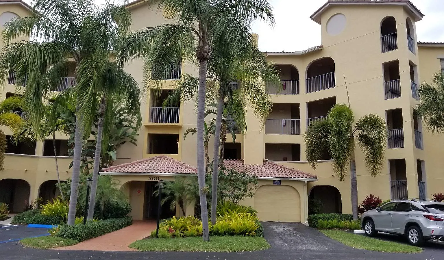 1 bed, 920 sqft, $2,400 — Photo 2