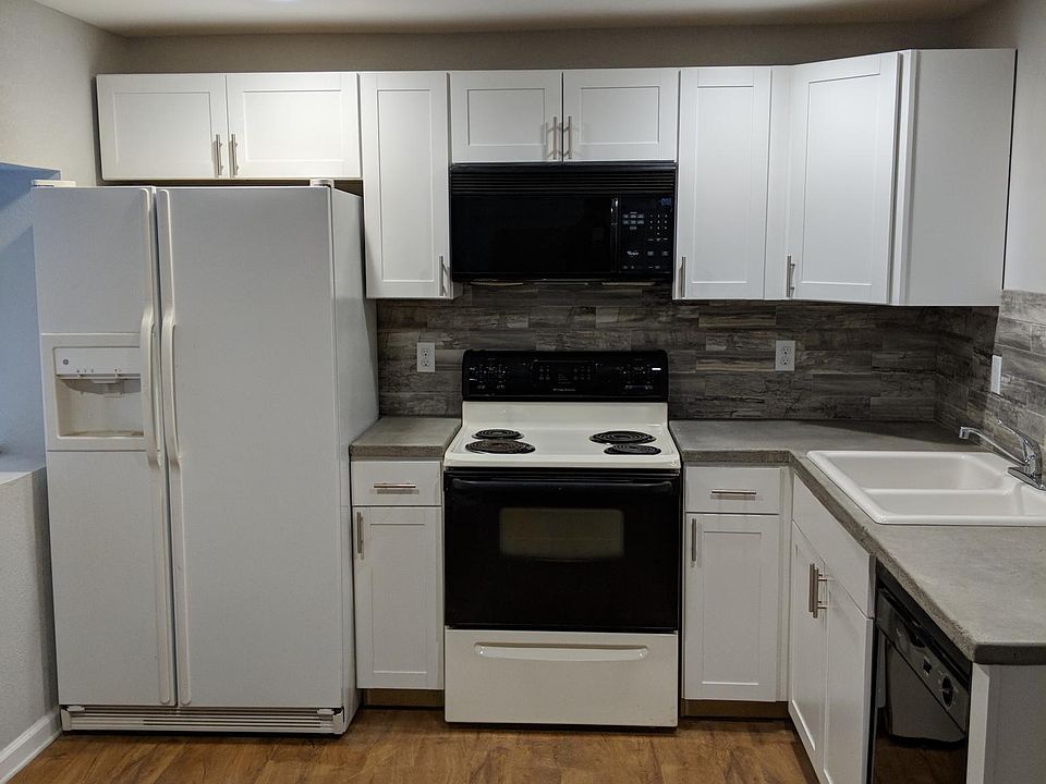 1st image of 218 Chestnut Park Dr #4