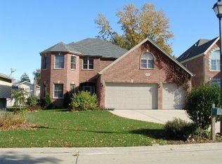 667 N Willow Rd, Elmhurst, IL 60126