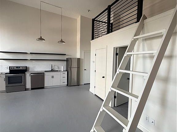5th image of 412 Delaware St APT 306