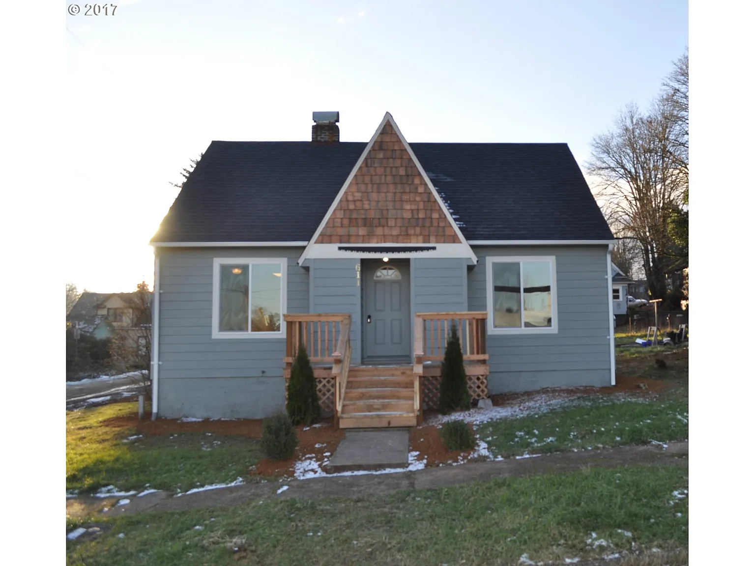611 NE C St photo 1
