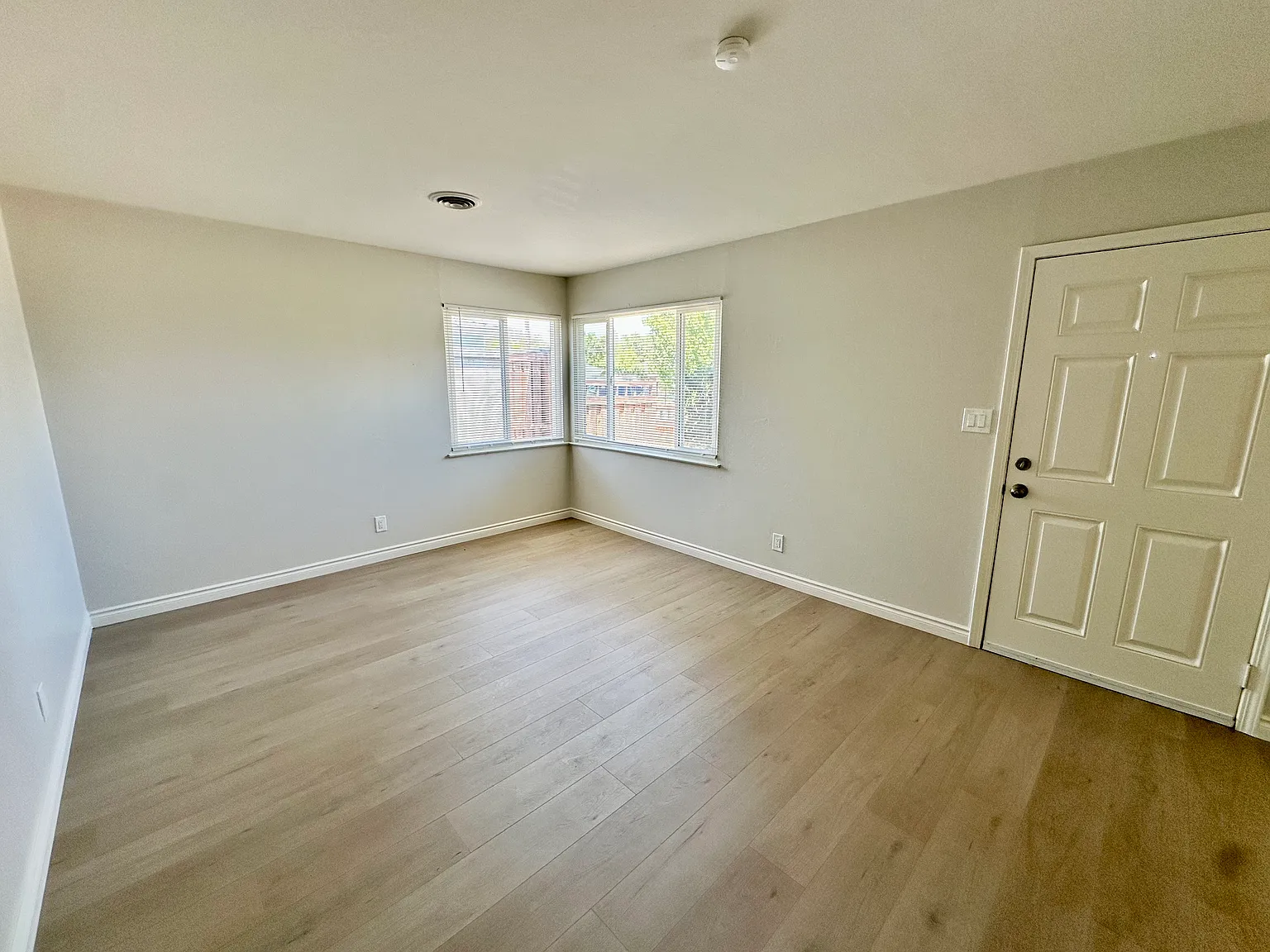 3 bed, 918 sqft, $2,400 — Photo 2