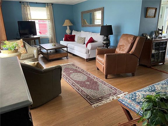 5th image of 10 Redway Cir E