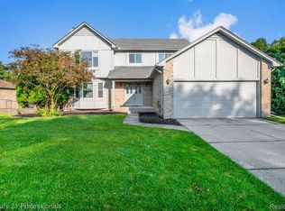 37685 Pocahontas Dr, Clinton Township, MI 48036