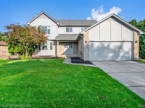 37685 Pocahontas Dr, Clinton Township, MI 48036