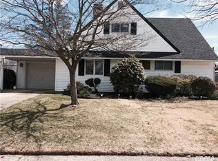 53 Boxwood Ln, Hicksville, NY 11801