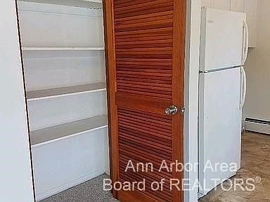 2nd image of 908 Evelyn Ct