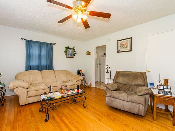 3rd image of 635 W Pine St