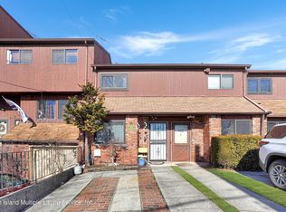 985 W Fingerboard Rd, Staten Island, NY 10304