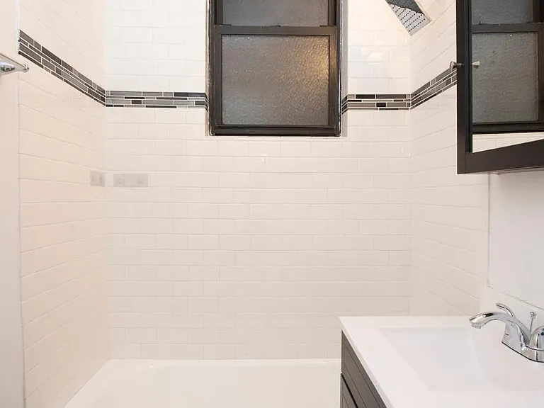 3345 N Marshfield Ave #105 — Photo 5