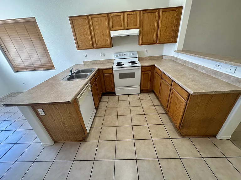 12910 W Pershing St — Photo 2