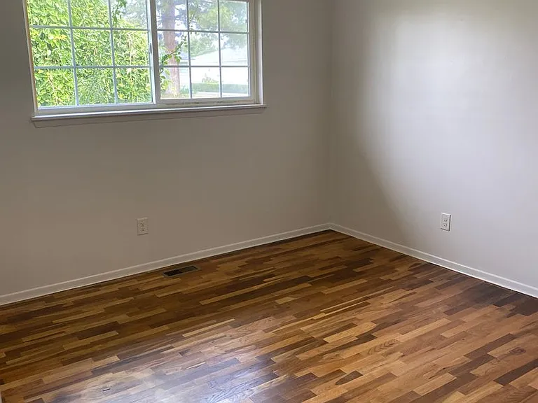 529 Sharon Ave E — Photo 2