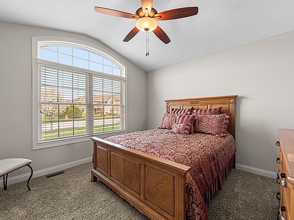 4th image of 2324 Waterford Cir E