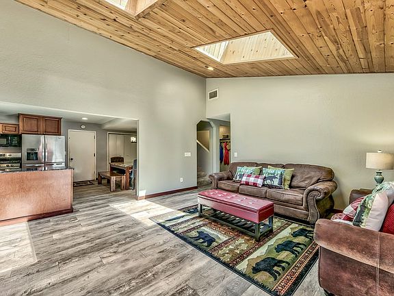 3rd image of 904 Linda Ave