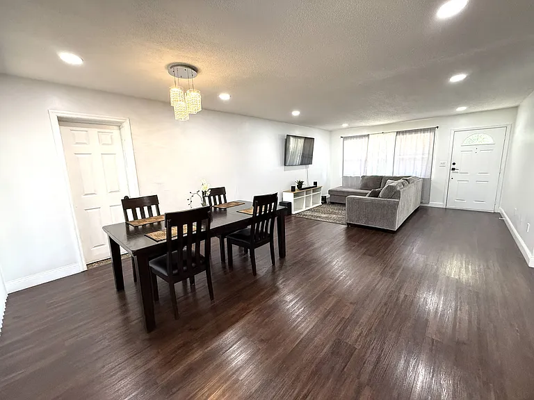 668 Hampton Dr NE — Photo 8